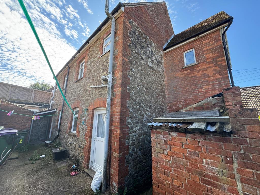 Lot: 75 - END-TERRACE TWO-BEDROOM COTTAGE IN VILLAGE LOCATION - Rear of 1 & 2 The Street